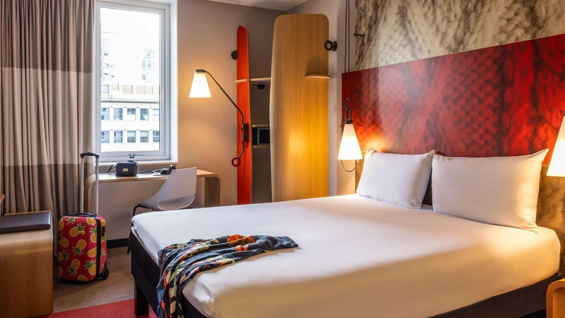 Отель Ibis Rotterdam City Centre 3*,