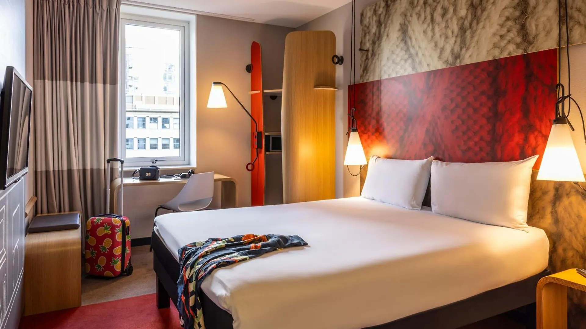 Ibis Rotterdam City Centre 3*,